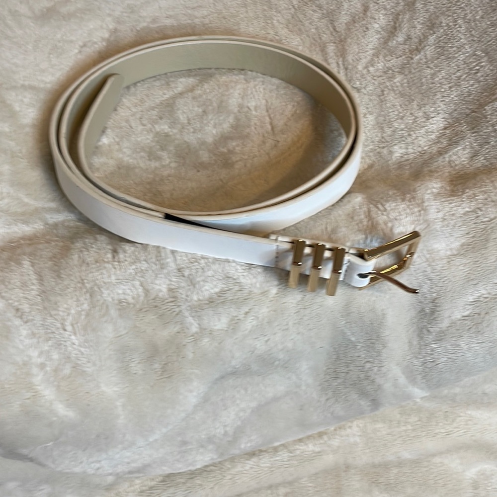 Torrid white belt size 2  2X 18 to 20